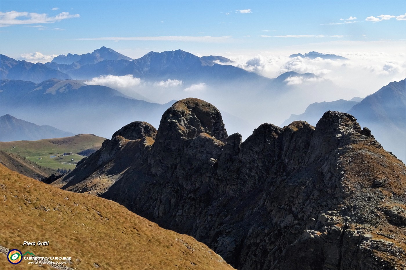 59 Dalla cresta di salita vista su Torrione di S. Giacomo e Pizzo di Giacomo.JPG